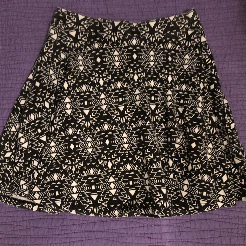 PATTERNED BLACK MINI-SKIRT (SIZE S)